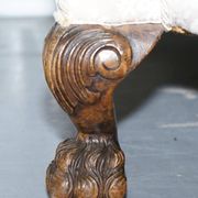 Victorian suite in damask, walnut frame, legs carved in lion's paw.