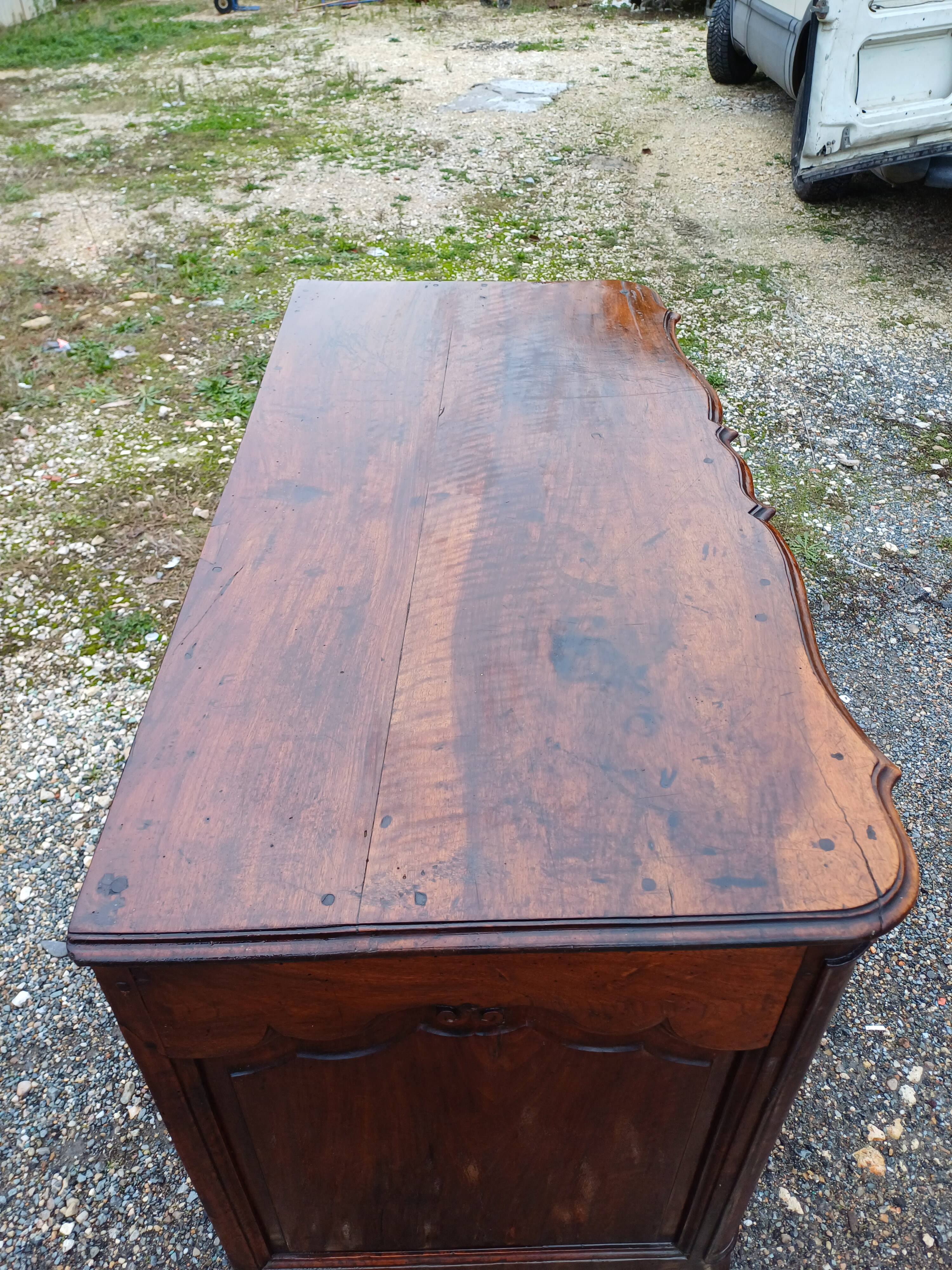 Commode 19 ème en Noyer et Bronze