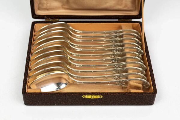 Coffret de 11 petites cuillères style Marly  CL en métal argenté – fin XIXe