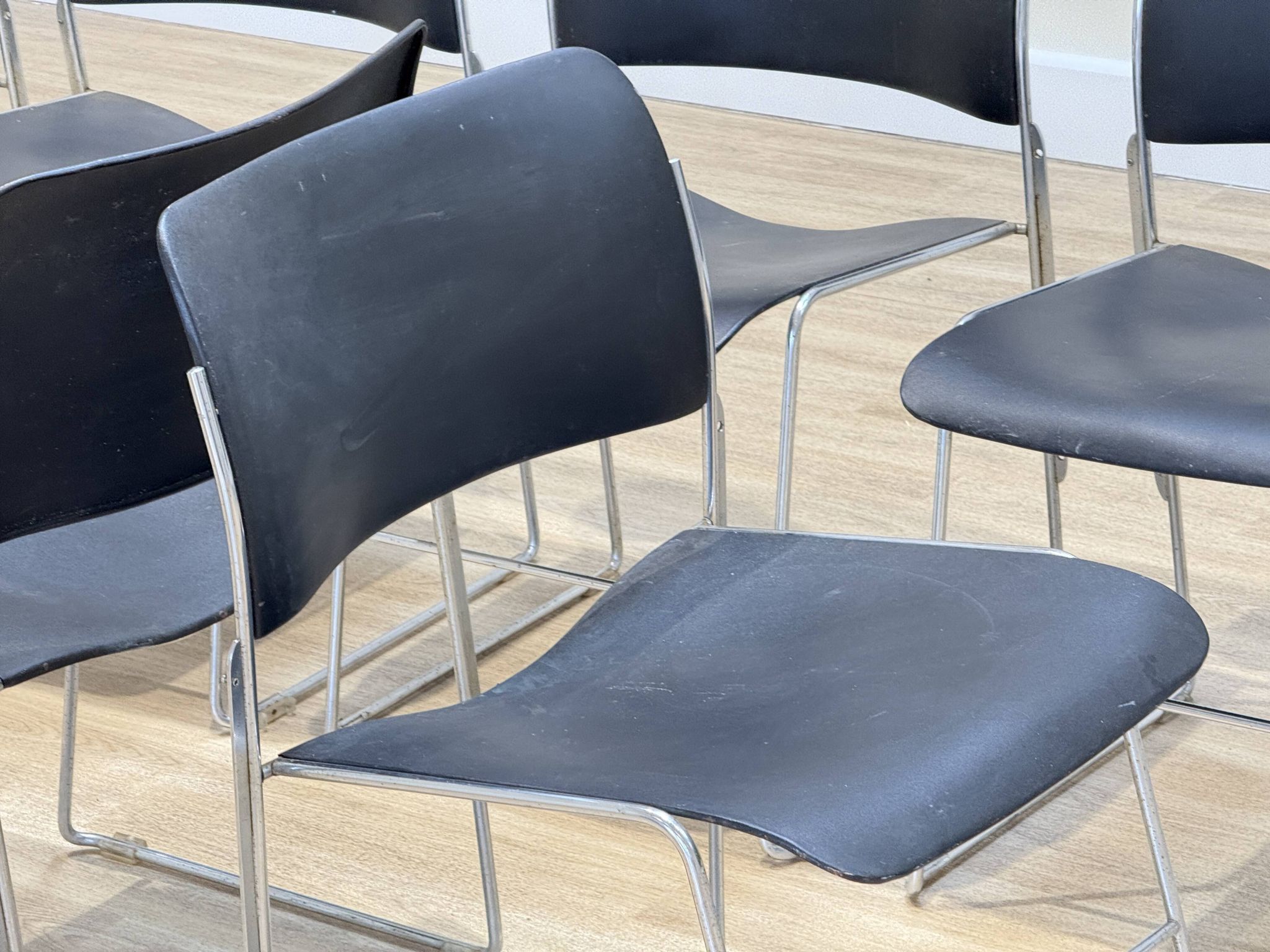 Ensemble de 8 chaises par David Rowland (en métal noir)