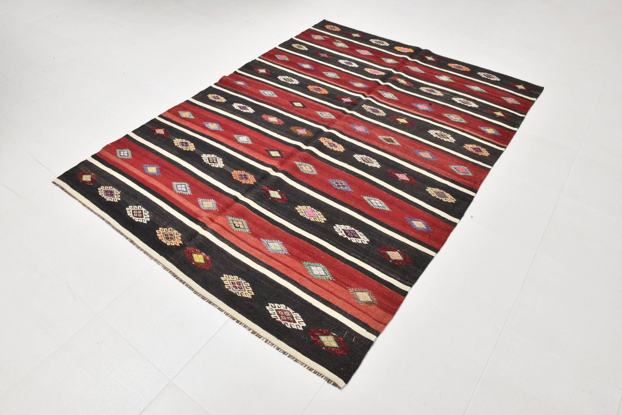 Tapis kilim persan rouge et noir fait main 5x7, 168x228 cm