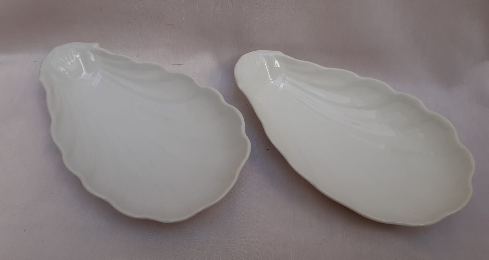 Pair of porcelain shell ravines
