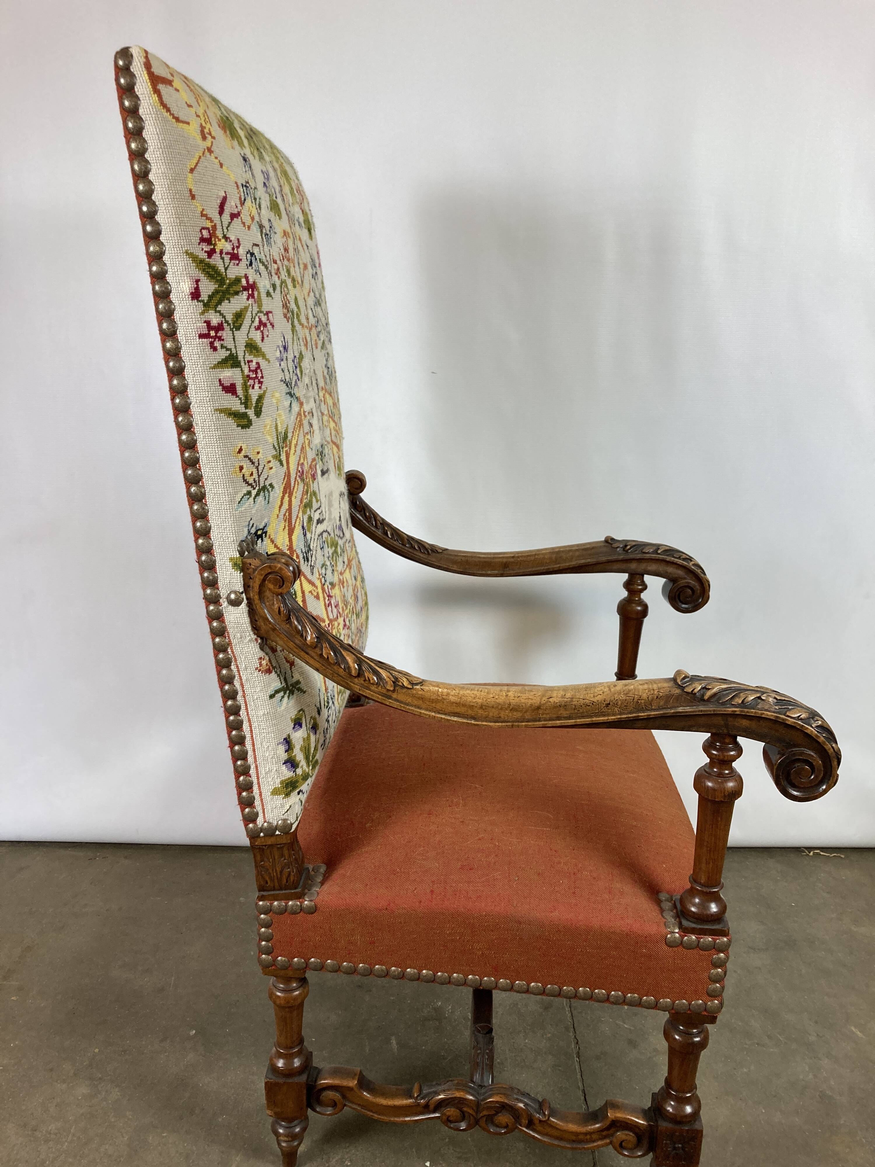 Ancien fauteuil de style bois et tissu décor licorne