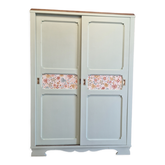 Armoire penderie en bois ancienne, renovée et relookée en vert céladon