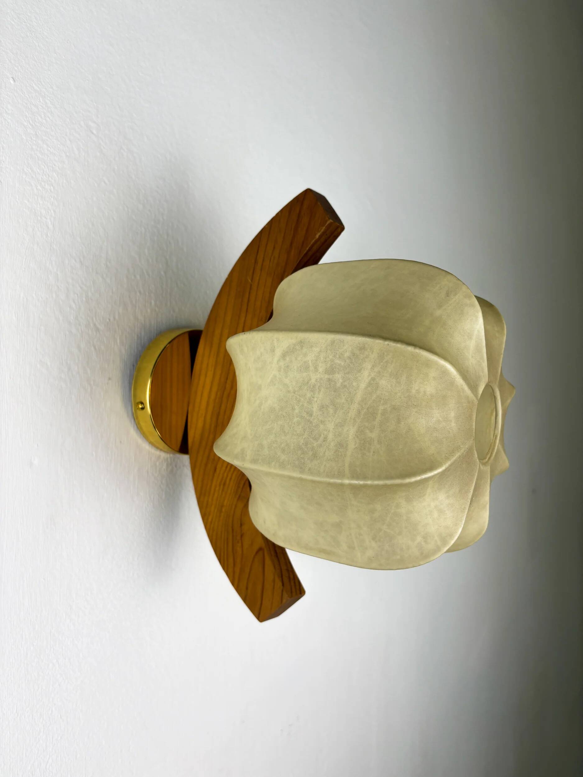 Italian "Cocoon" wall light, resin and pine wood, 1970s