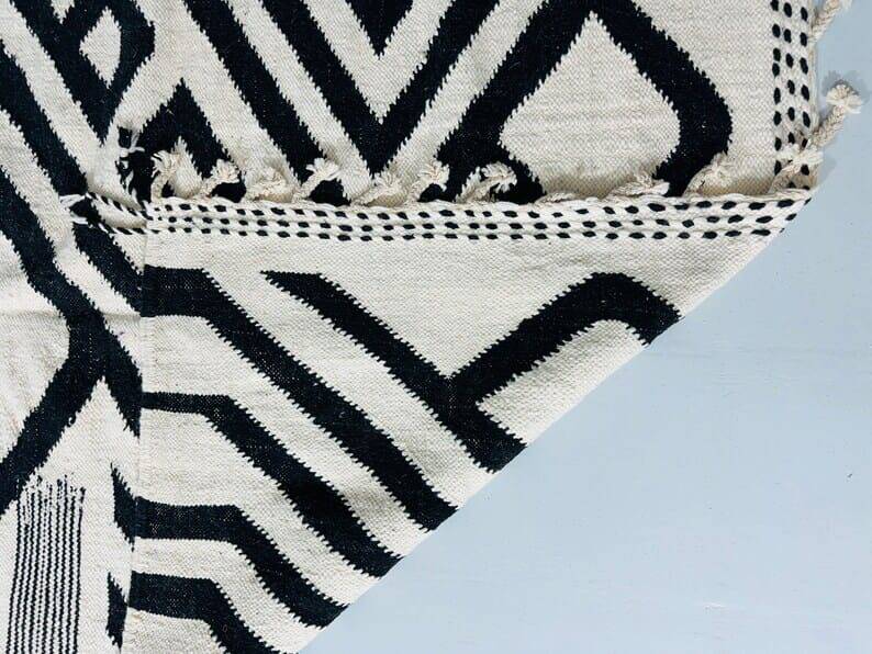 Handmade black and white traditional Moroccan kilim rug size 150x250.