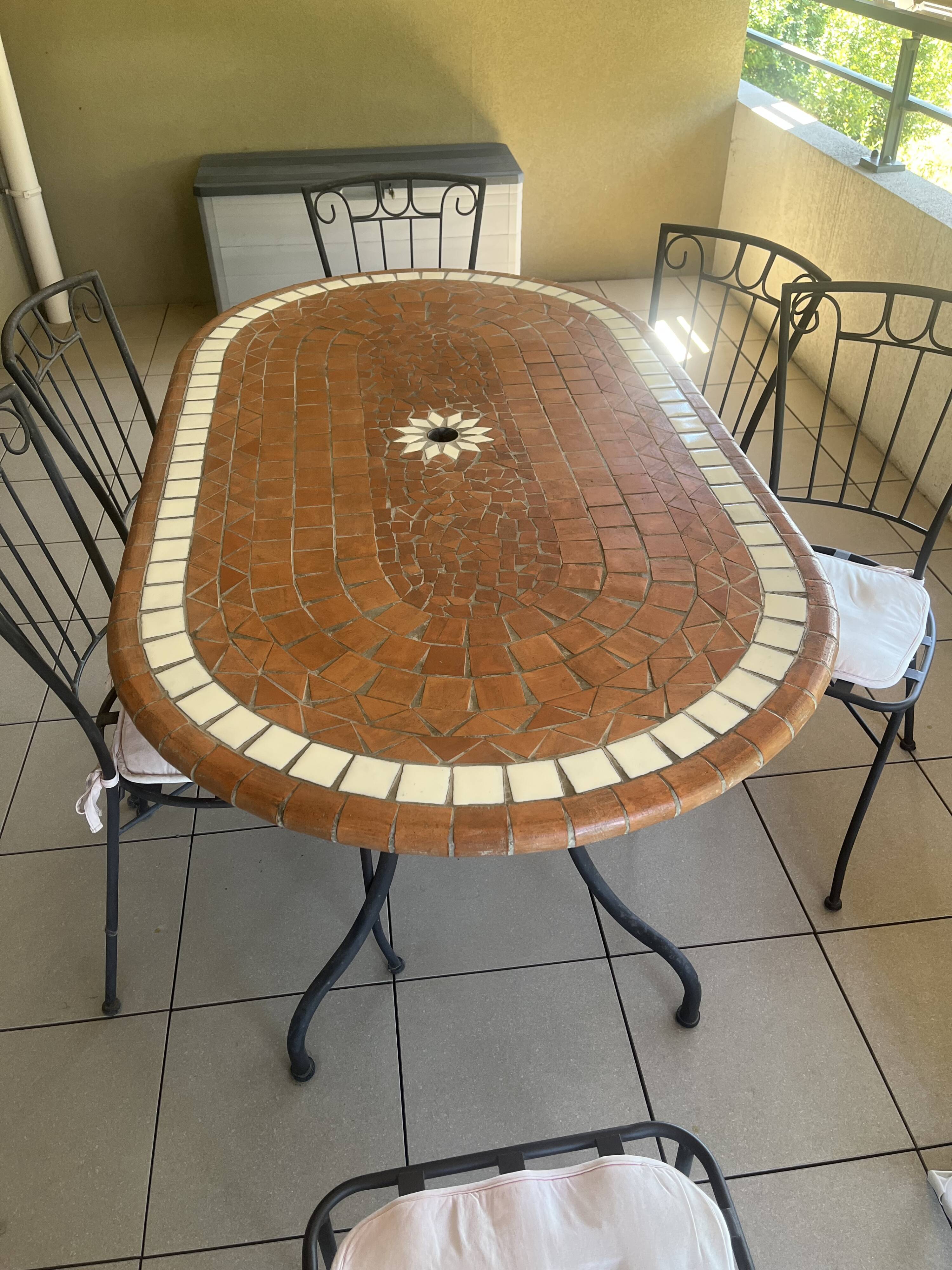 Table ovale en mosaïque et 6 chaises
