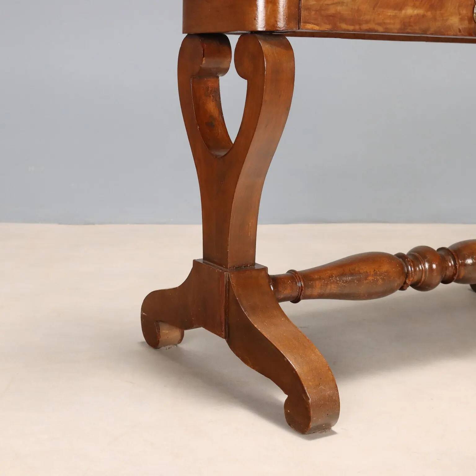 Antique Louis-Philippe mirror in carved walnut, Italy, 19th century.