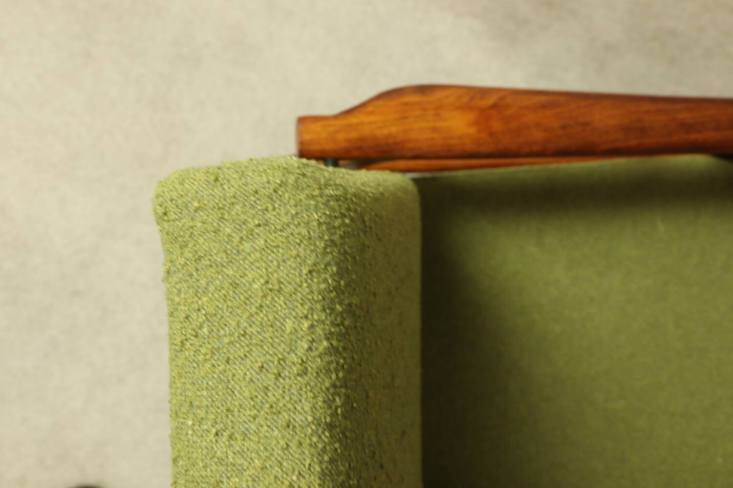Fauteuil scandinave boucle eucalyptus vert oryginal model 1970 rénové chaise de salon moderne design milieu du siècle