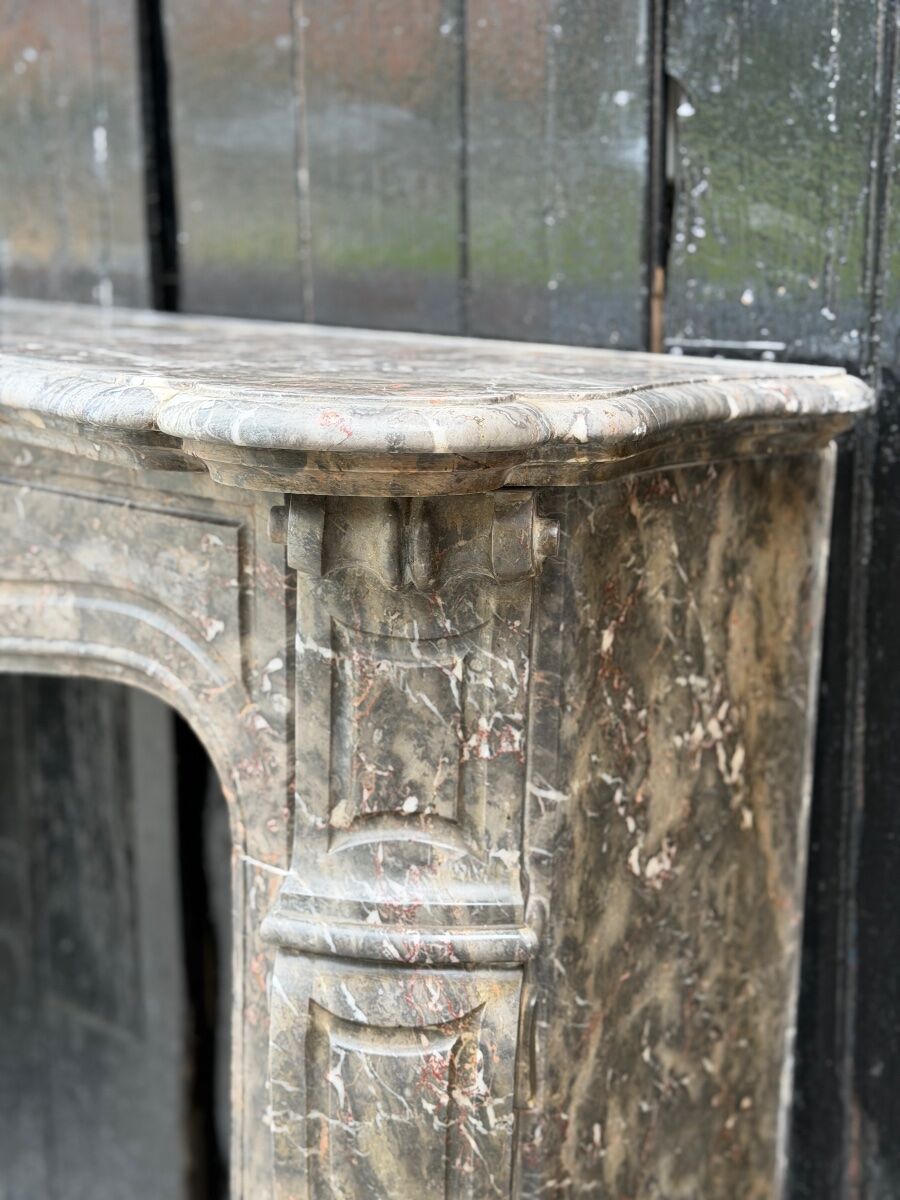 Cheminee de style Louis XV en marbre Stinkal vers 1880