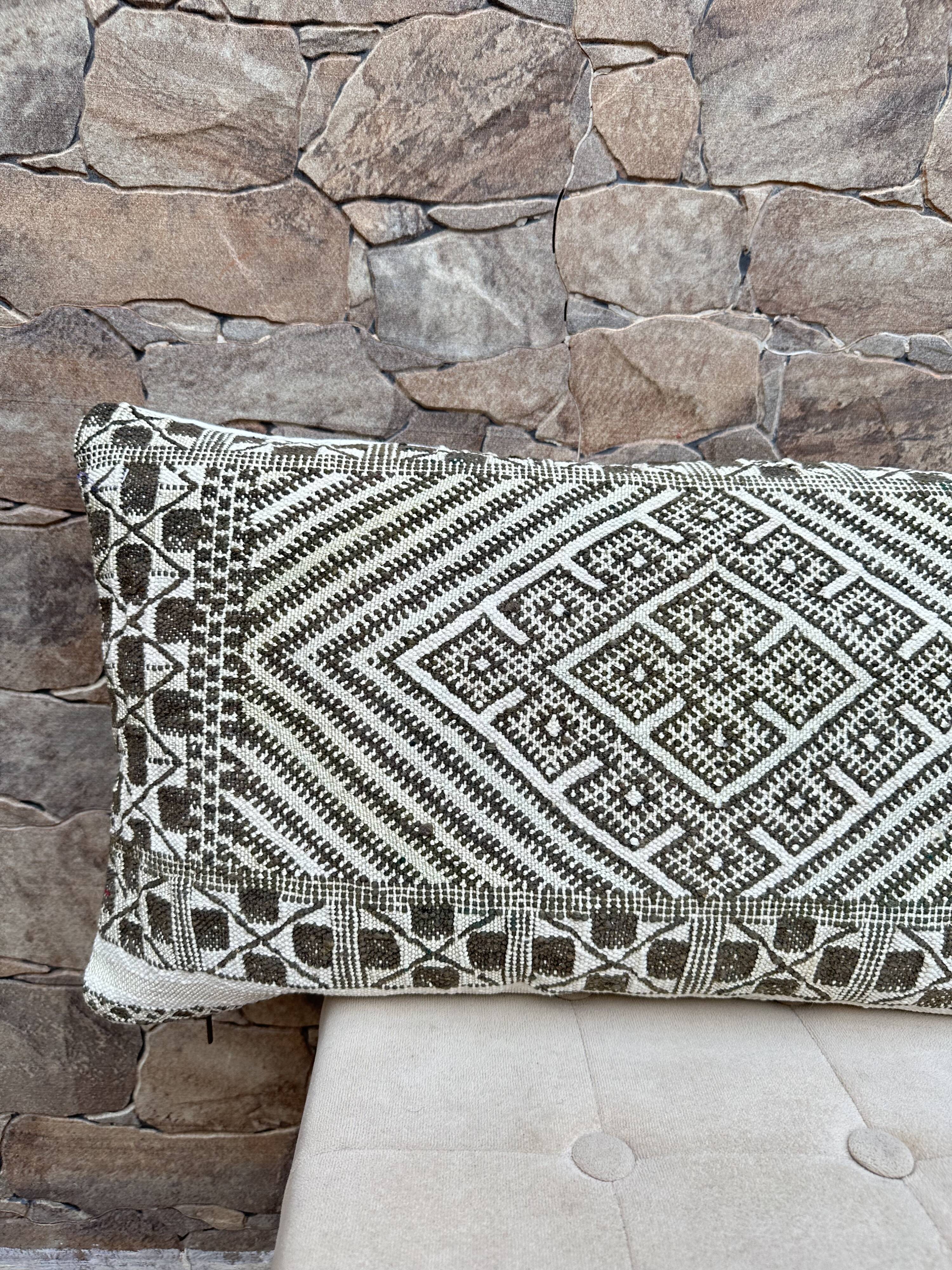 Vintage Moroccan Berber Boujaad pillow