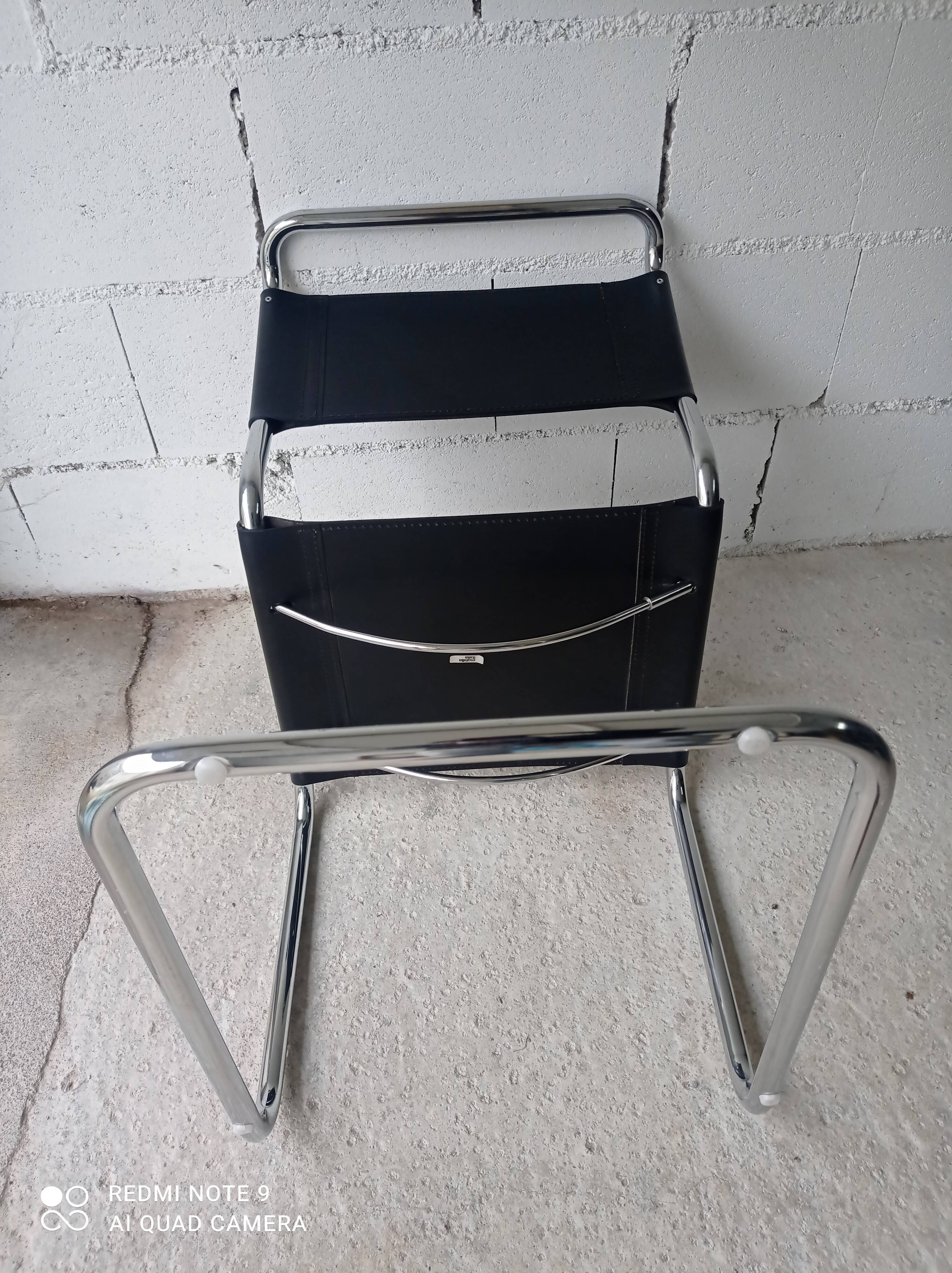 Paire de chaises en cuir noir et chrome modele Spoletto du designer Bersanelli