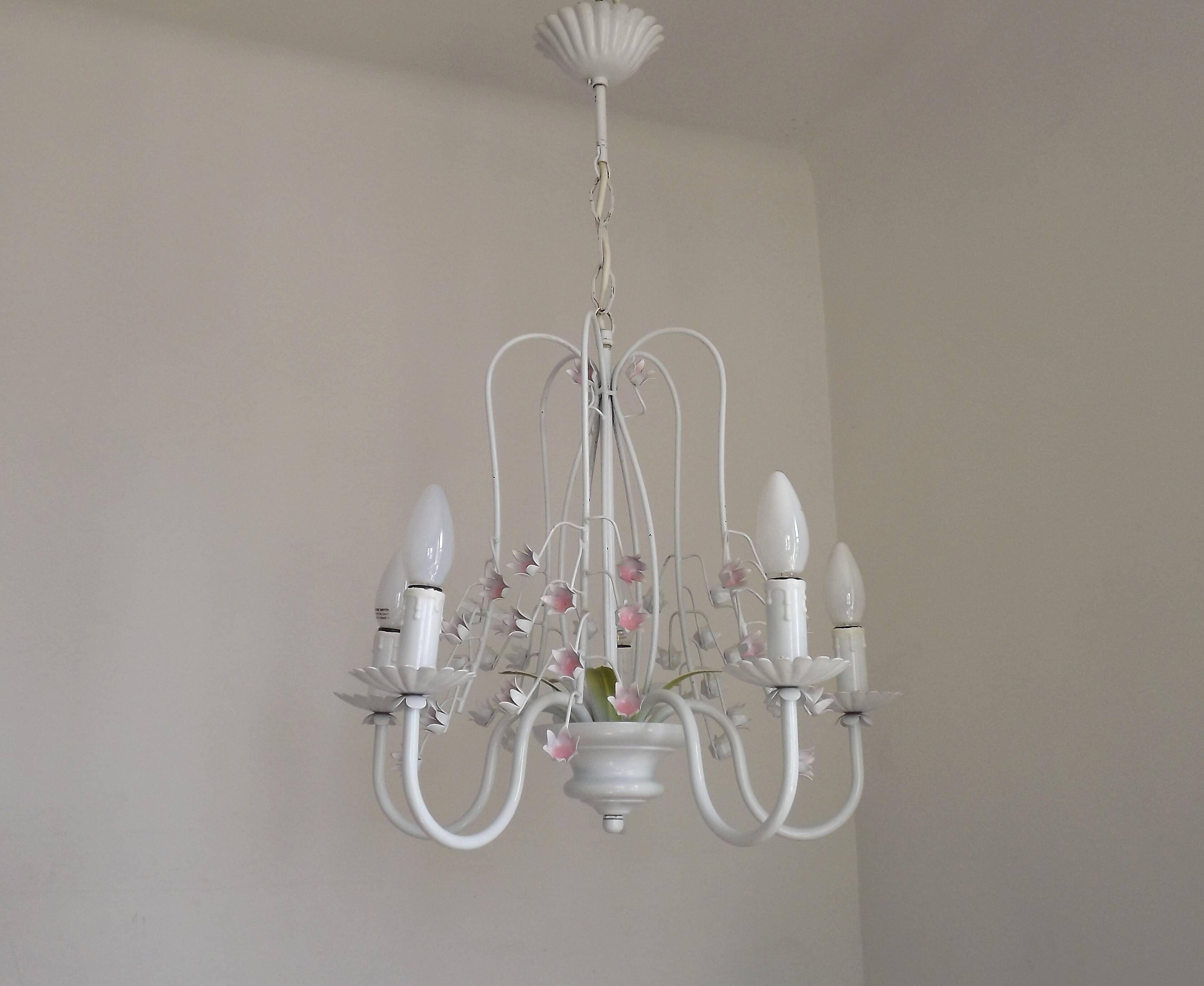 Chandelier vintage en métal blanc à 5 lumières avec des fleurs de glycine roses.