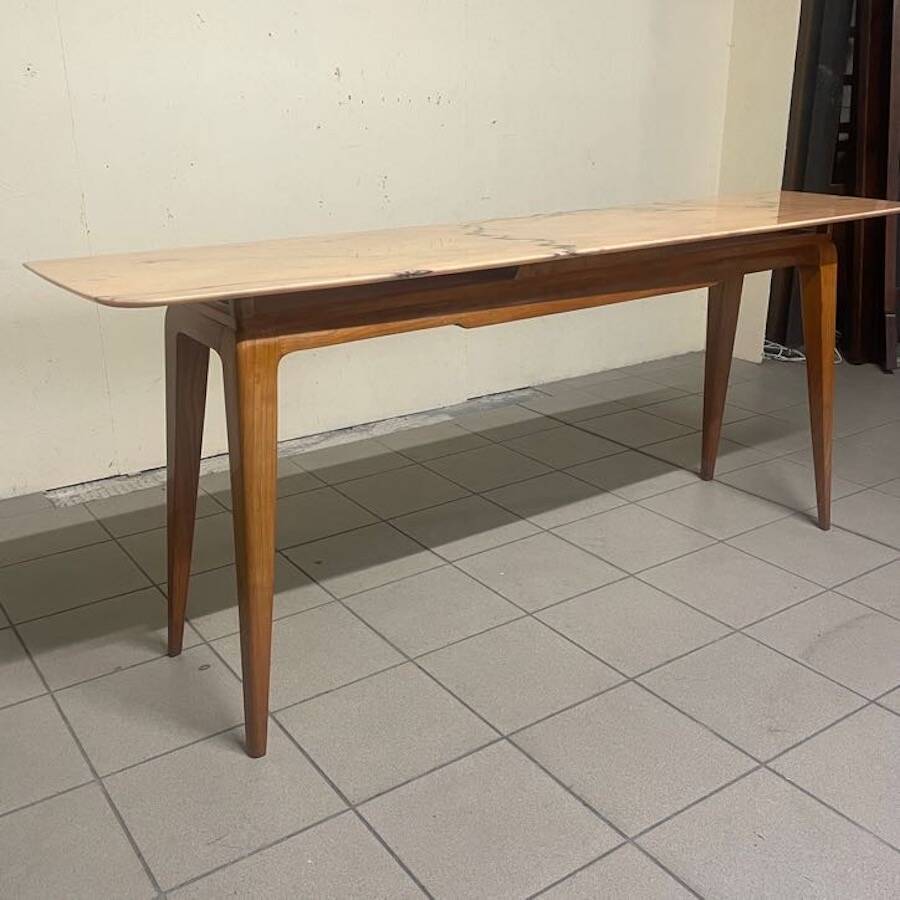 Console from the 1950s with a pink marble top and a cherry wood frame.
