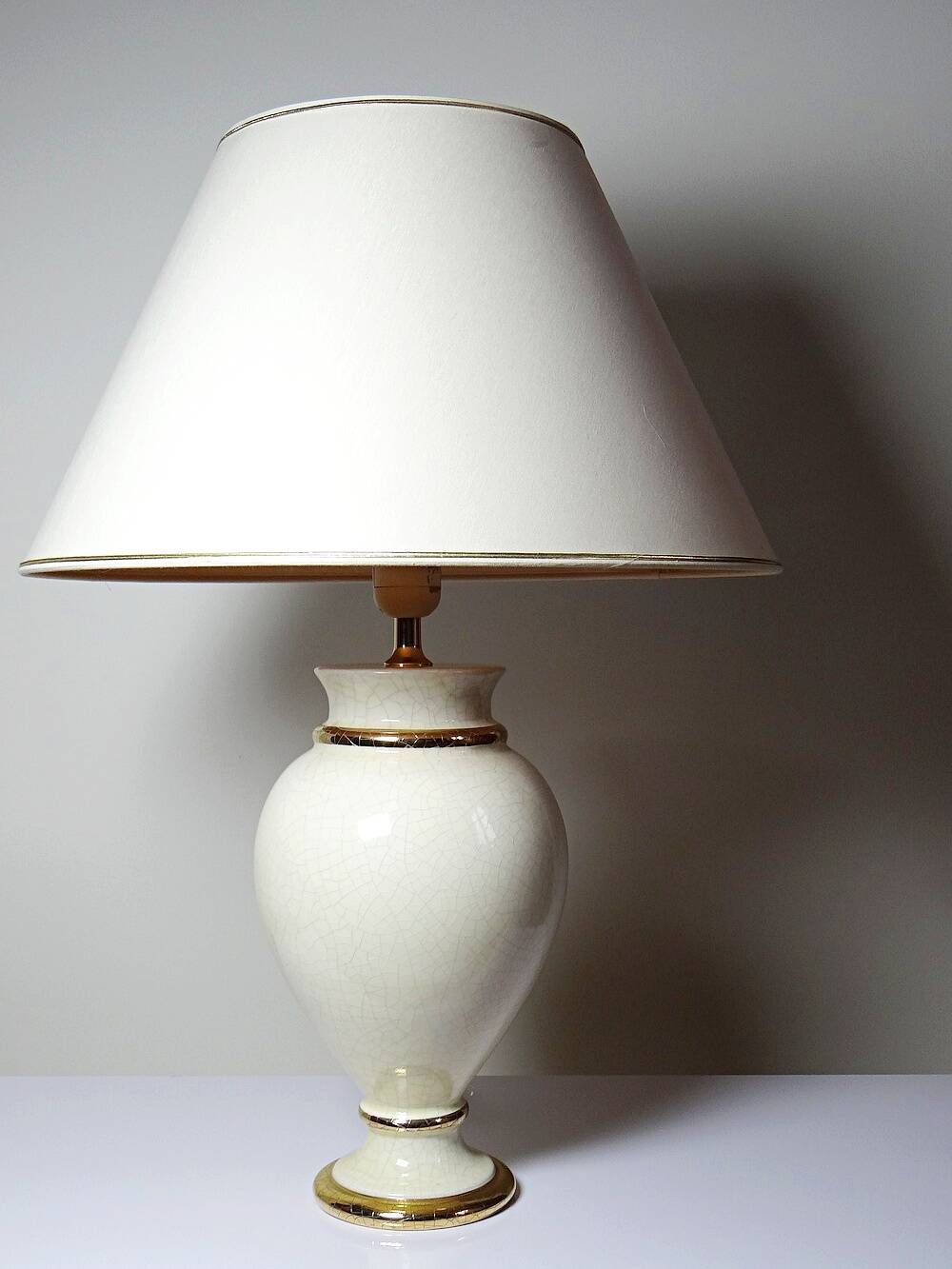 Ivory crackled earthenware lamp, in the style of vintage Le Dauphin.