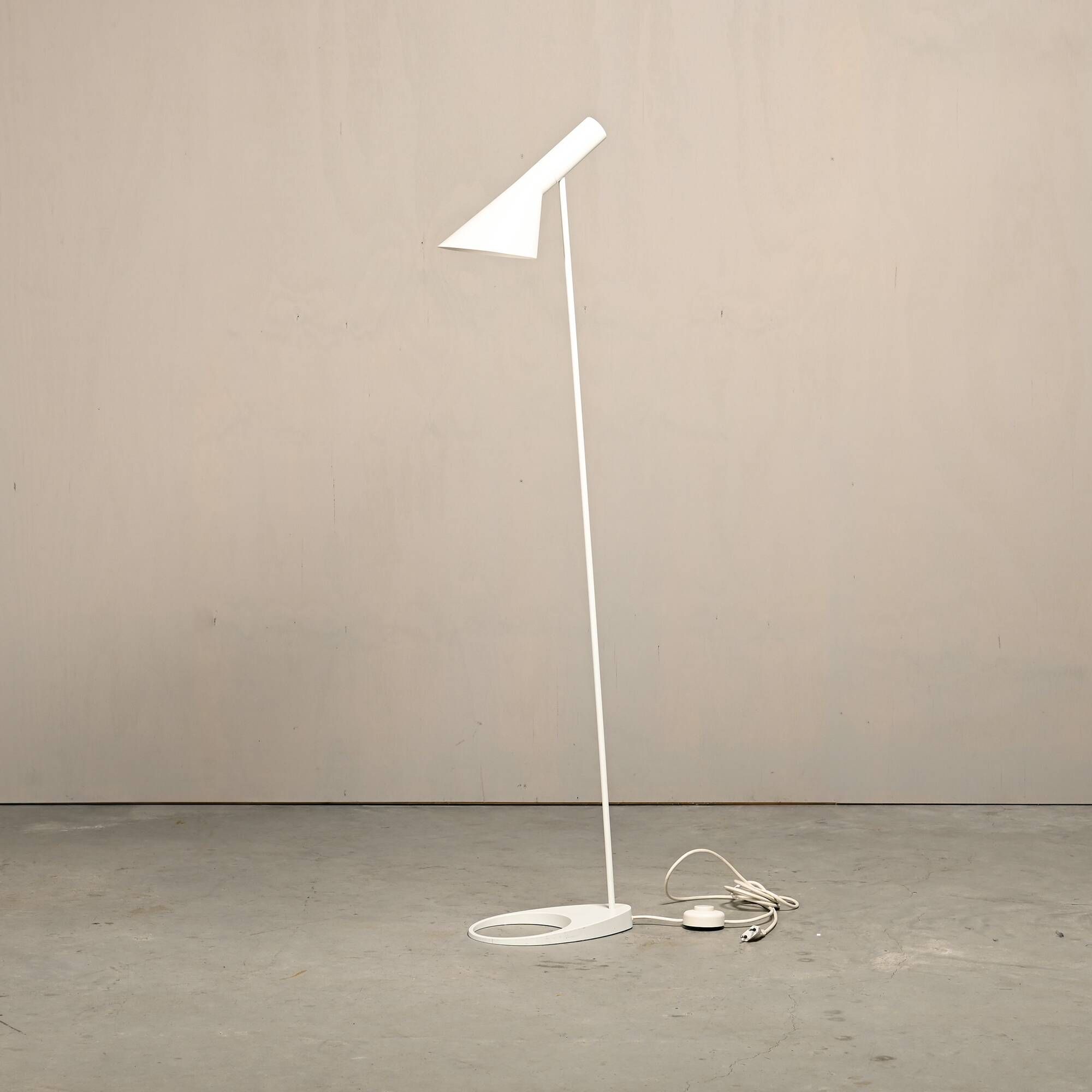 Lampe sur pied blanche AJ d'Arne Jacobsen pour Louis Poulsen, Danemark