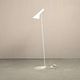 Lampe sur pied blanche AJ d'Arne Jacobsen pour Louis Poulsen, Danemark