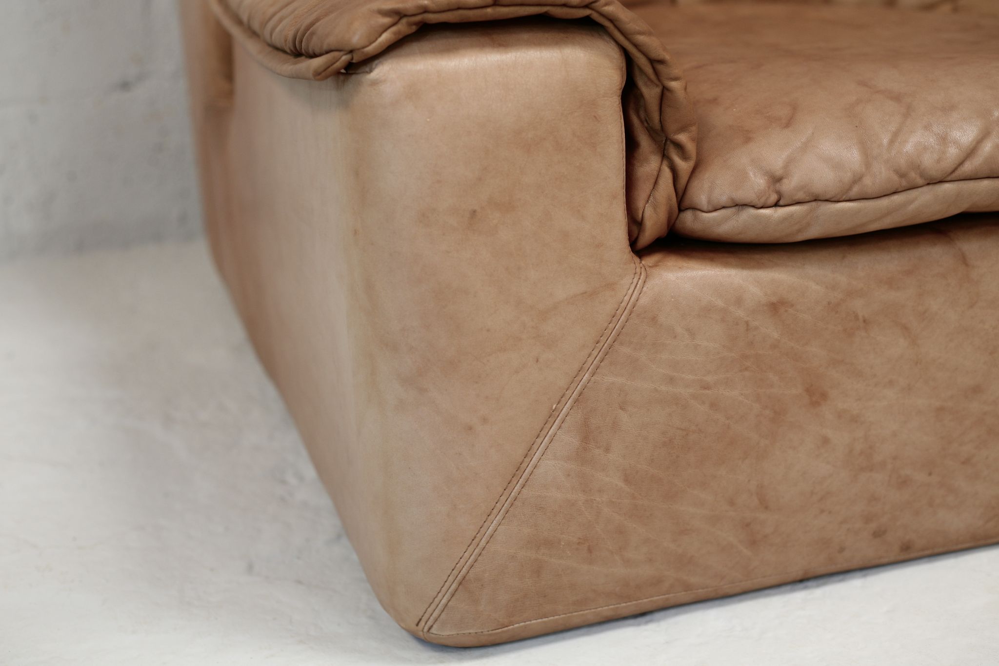 Cinna sofa. Circa 1970. Foam and "caramel" leather. 3 seats.