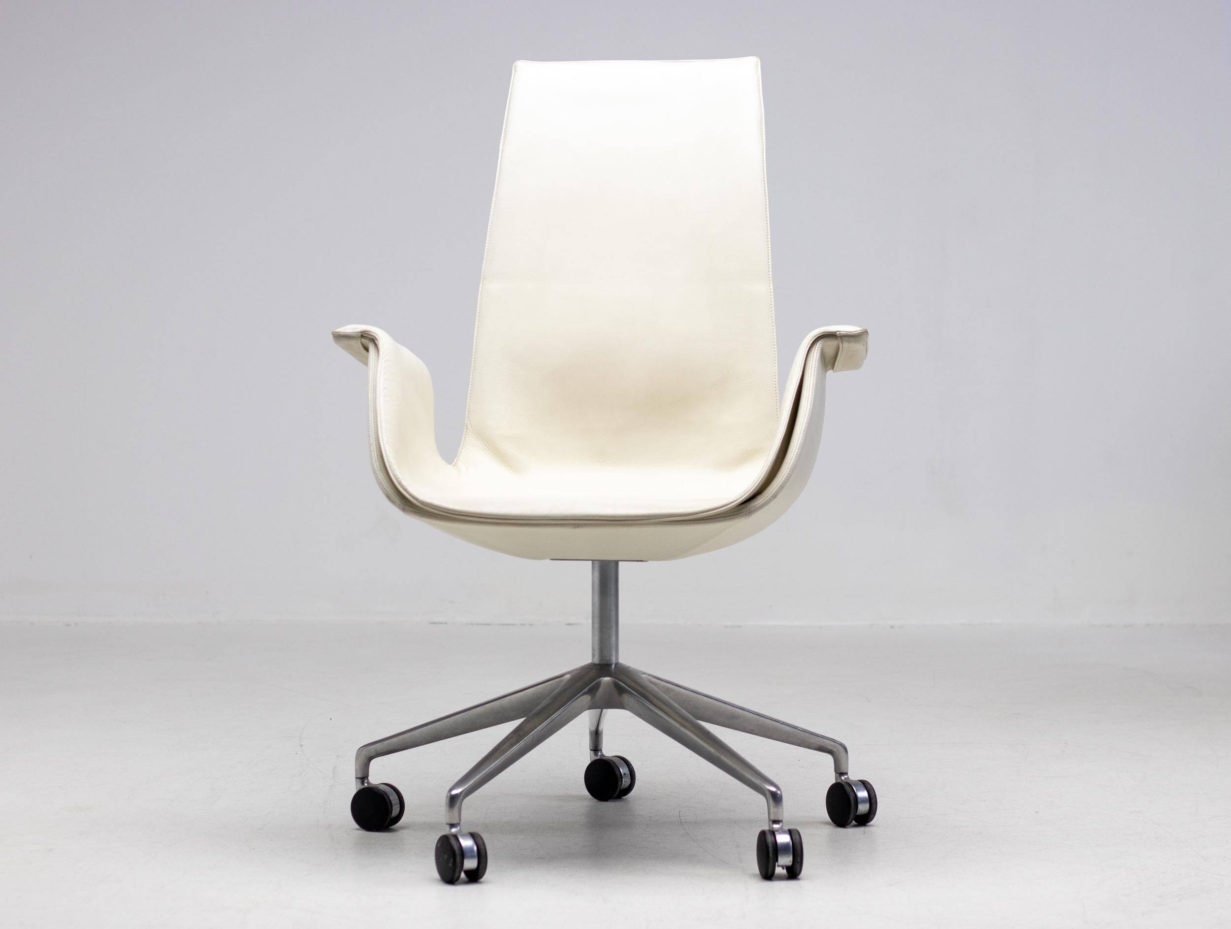 Neuf chaises à dossier haut en cuir blanc sur roulettes par Fabricius & Kastholm.