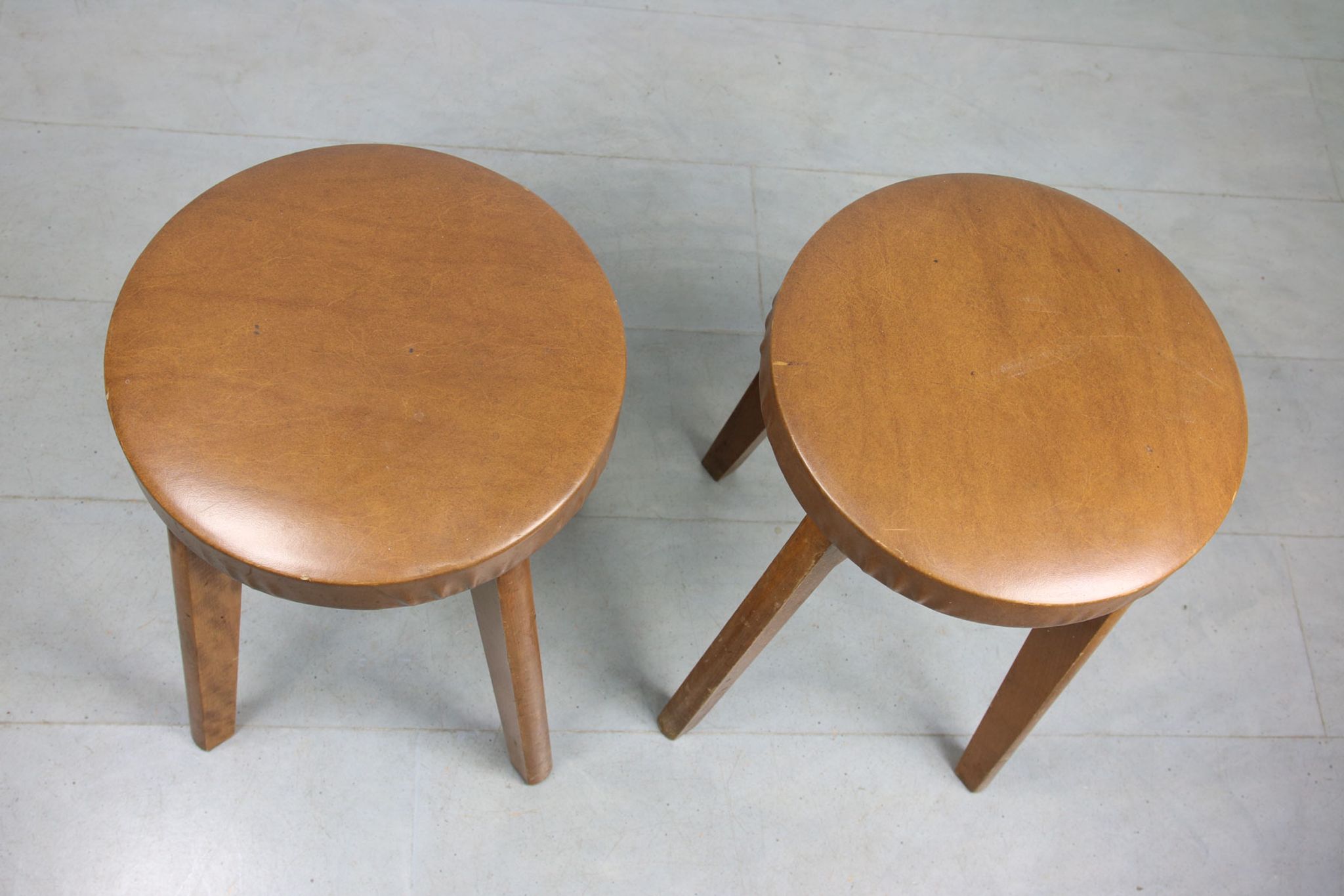 Tabourets en similicuir brun