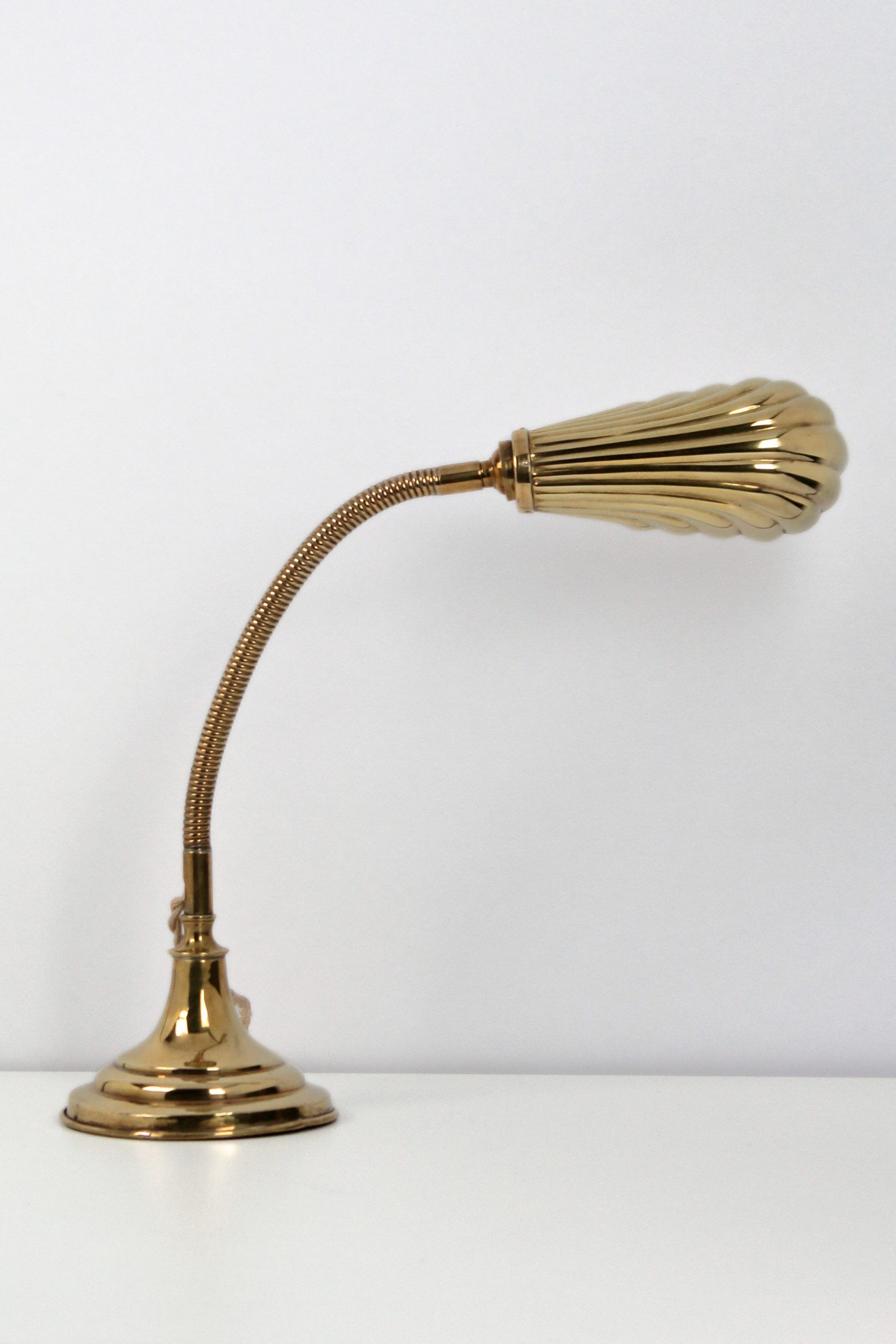 Shell table lamp in gilded brass