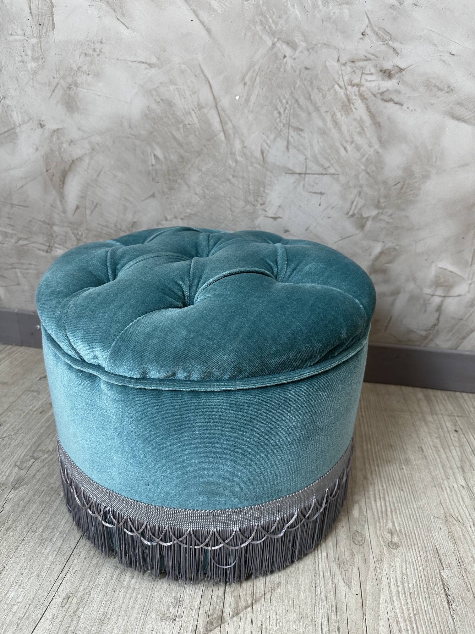 Chauffeuse et son pouf