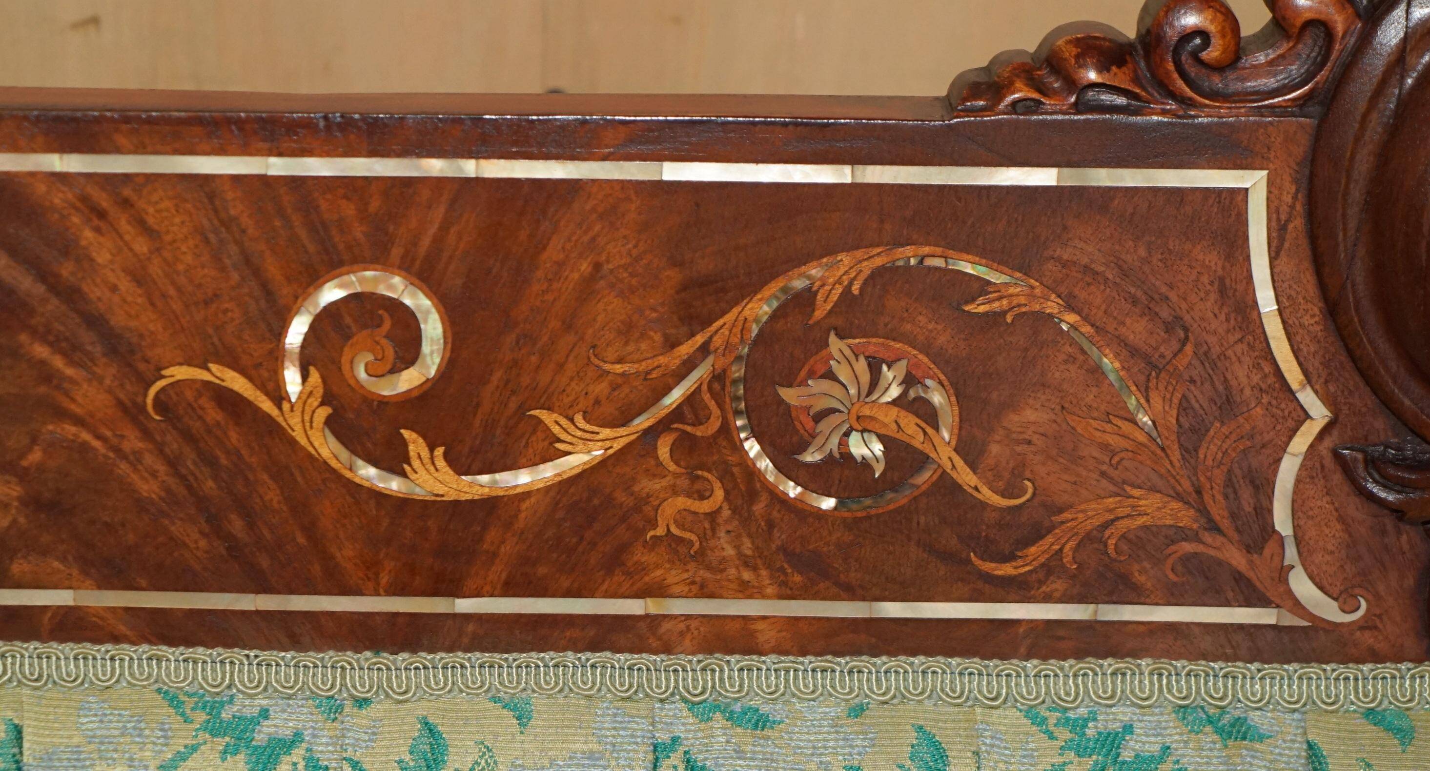 Canapé Chesterfield Ancien Sculpté en Noyer avec Incrustation de Nacre