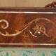Canapé Chesterfield Ancien Sculpté en Noyer avec Incrustation de Nacre