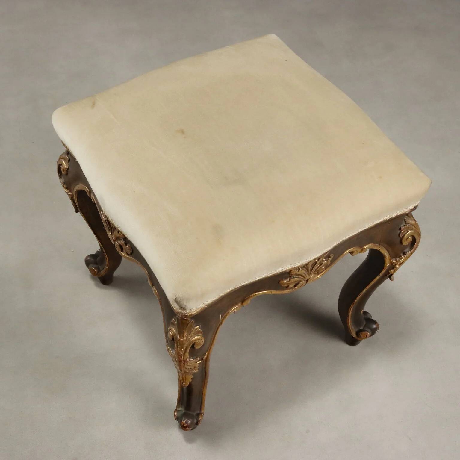 Paire de tabourets éclectiques anciens en bois sculpté et doré, XIXe siècle