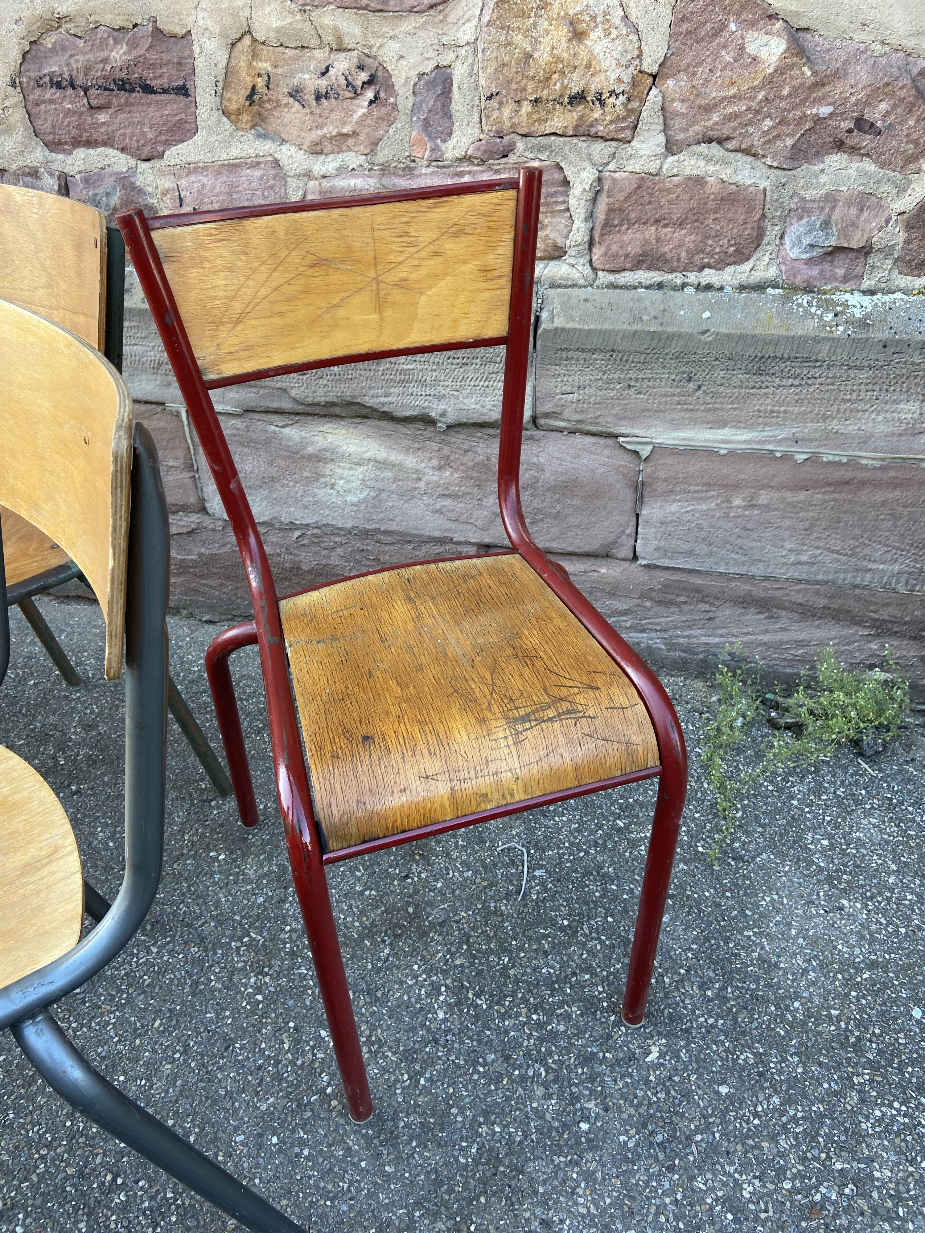 Suite de 15 chaises dépareillées industrielle école vintage
