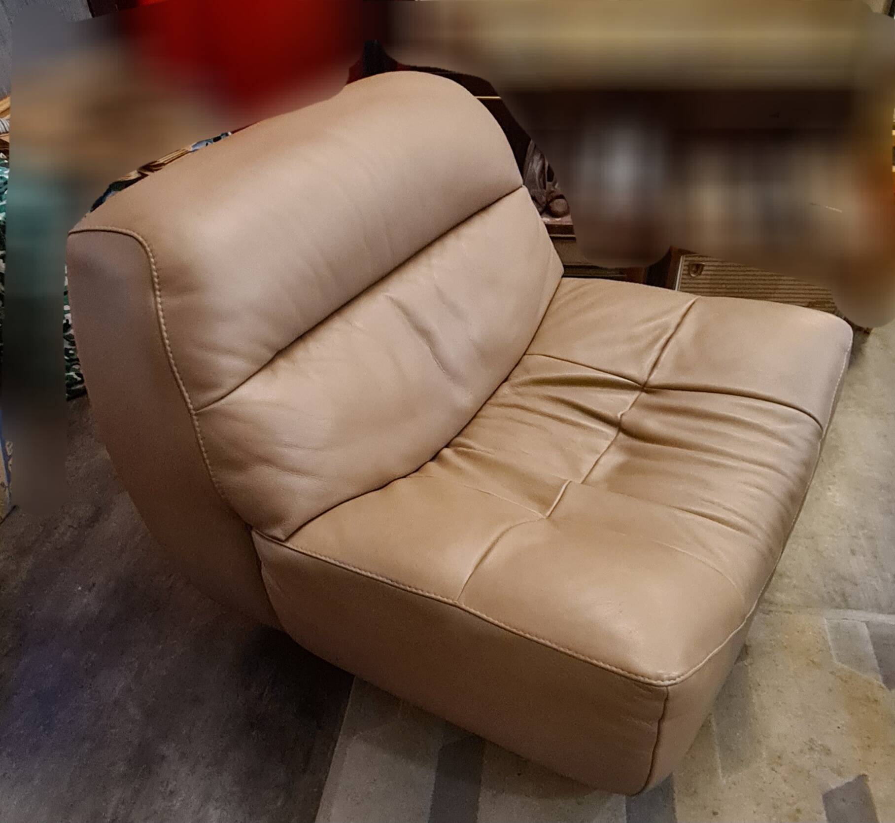 Individual leather armchair