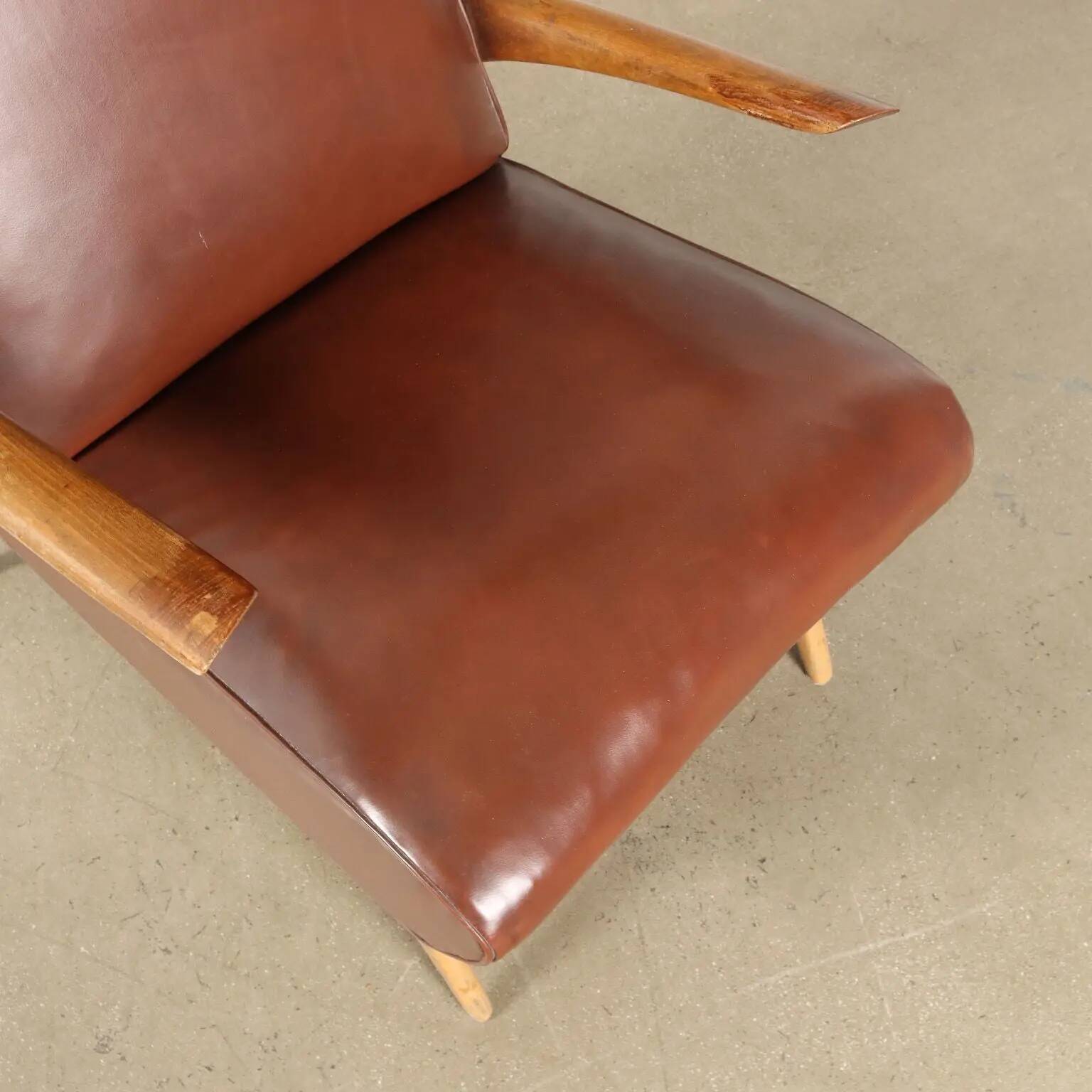 Fauteuil vintage en bois, rembourrage à ressorts, similicuir, années 1950