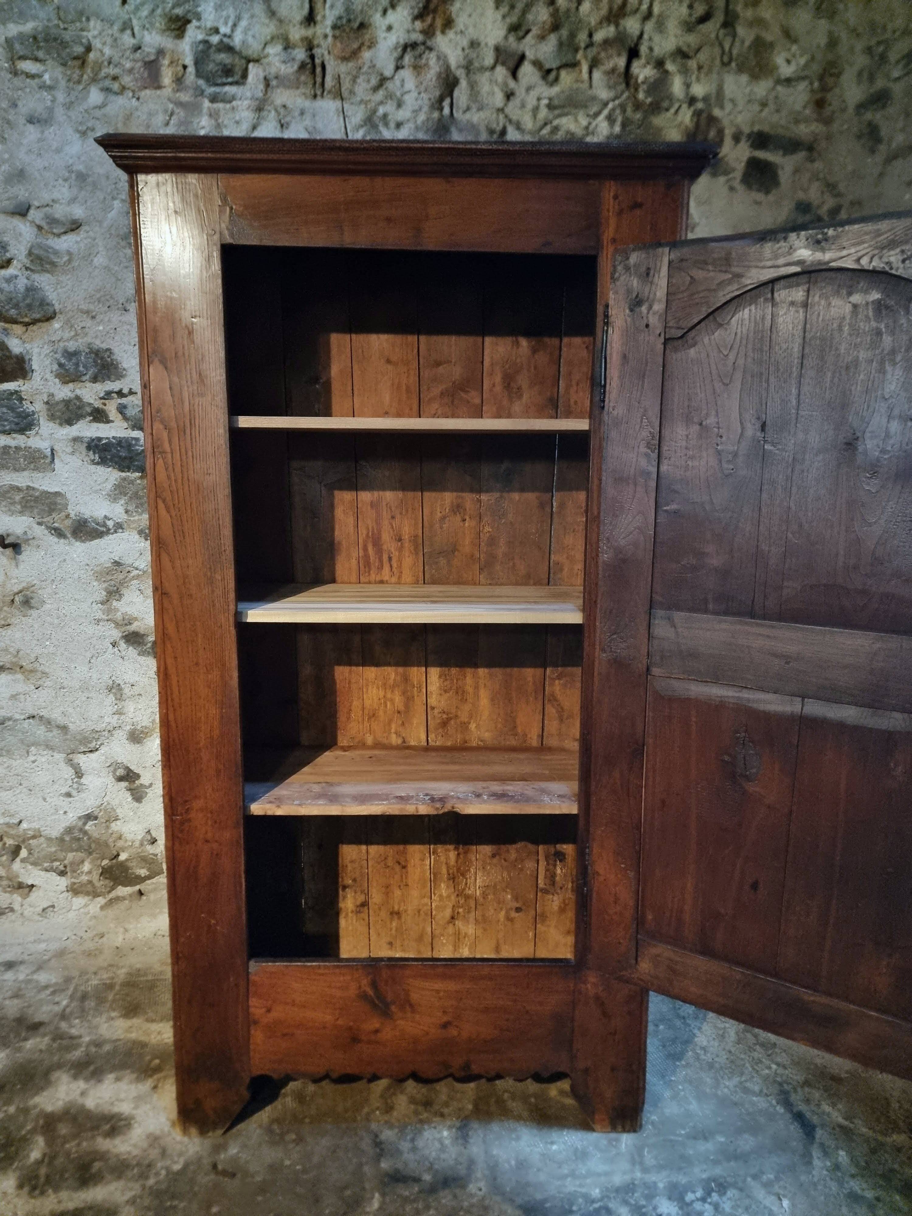 Armoire ancienne – bonnetière française du XVIIIe siècle en châtaignier avec serrure et clé d'origine