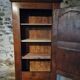 Armoire ancienne – bonnetière française du XVIIIe siècle en châtaignier avec serrure et clé d'origine