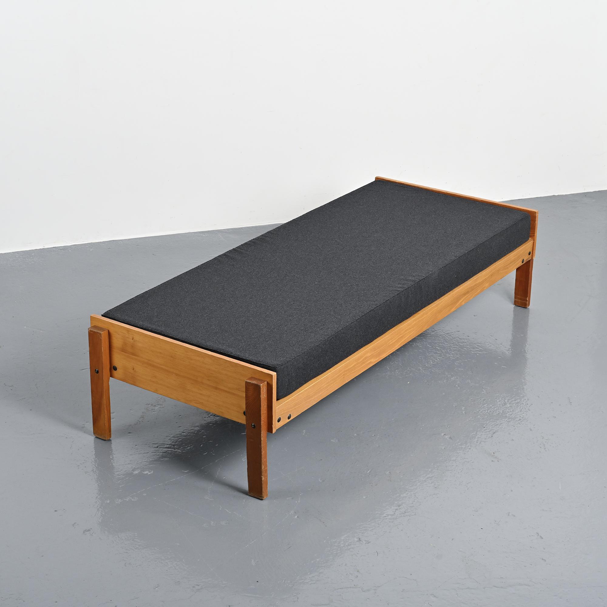 Lit banquette by Pierre Guariche, La Plagne, around 1965.