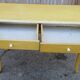 Table jaune à 2 tiroirs