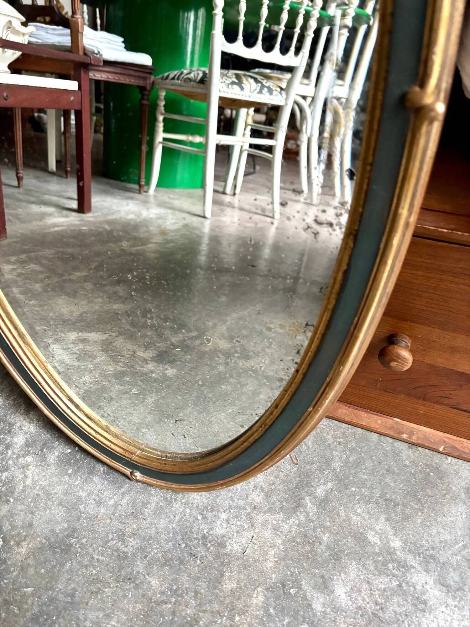 Oval mirror in wood and green and gold stucco, 75 x 42 cm