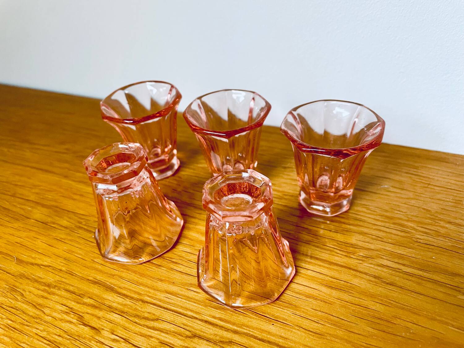 Verres à liqueur rose