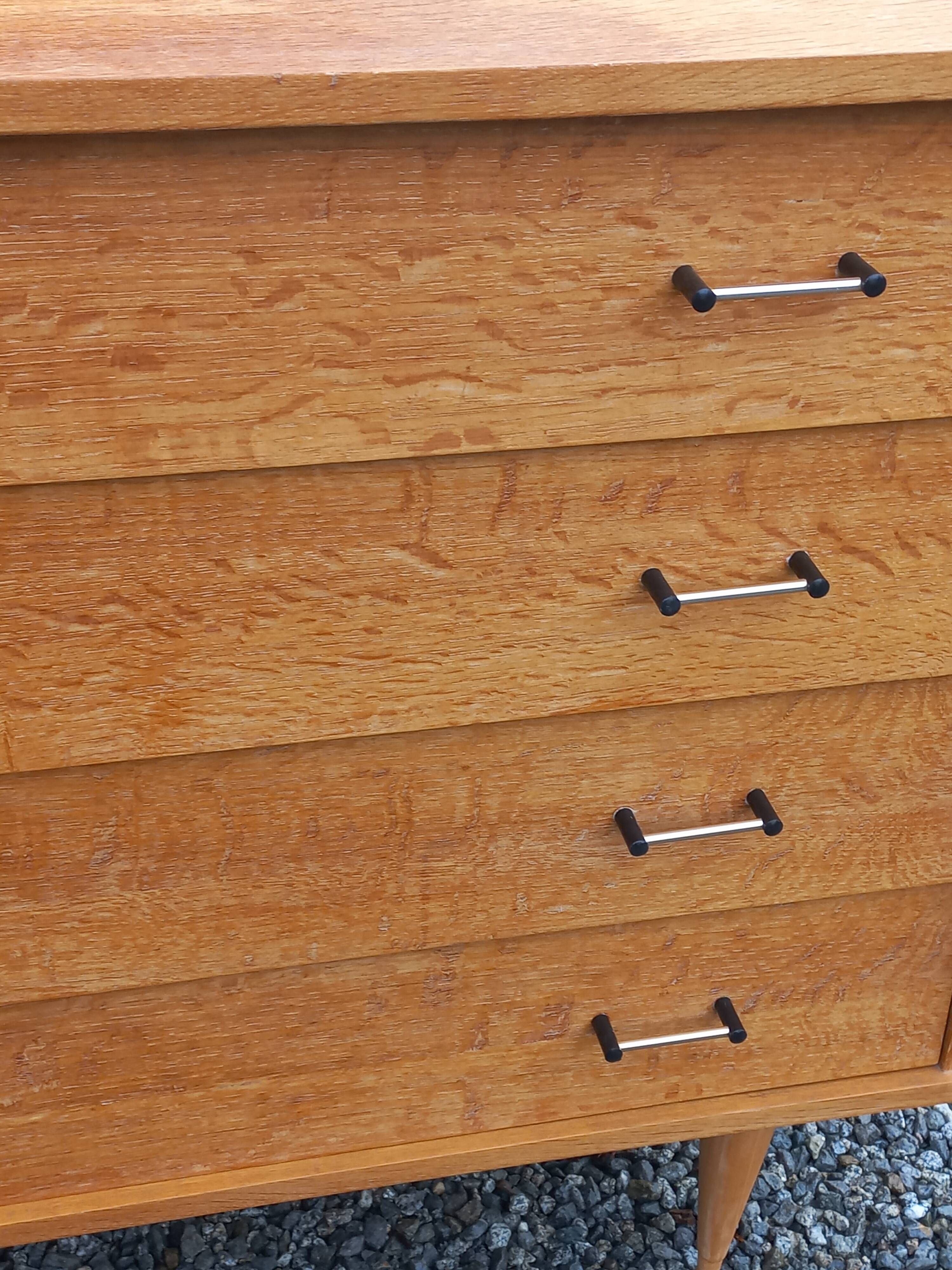 Vintage oak chest of drawers with 4 drawers from the 1960s.