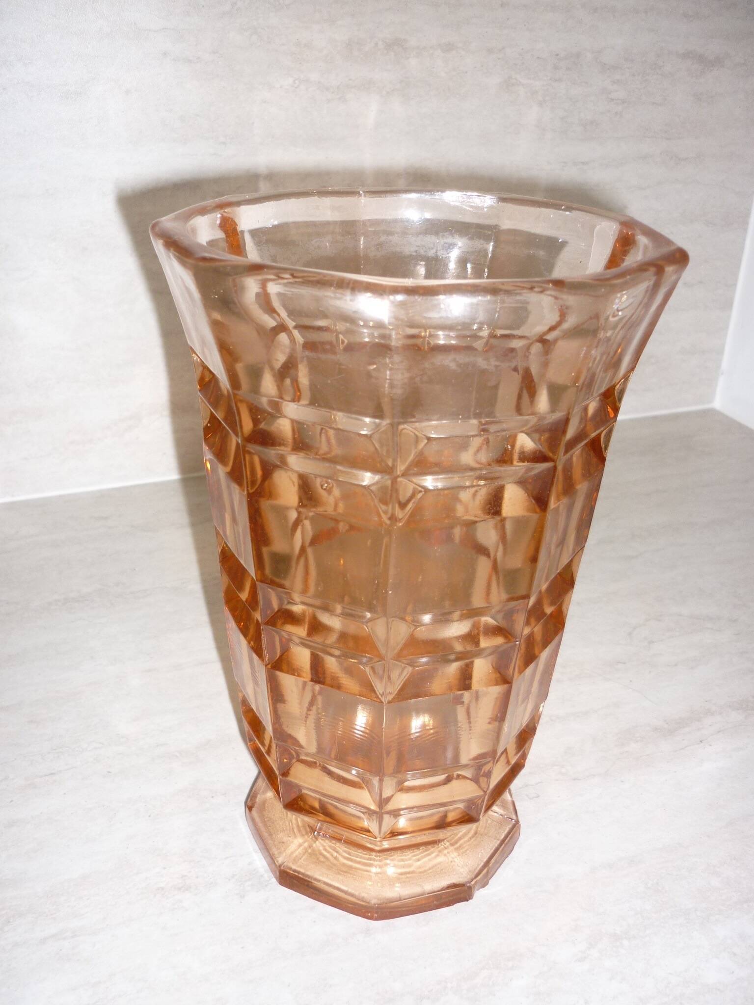 Grand vase en verre épais rose art déco
