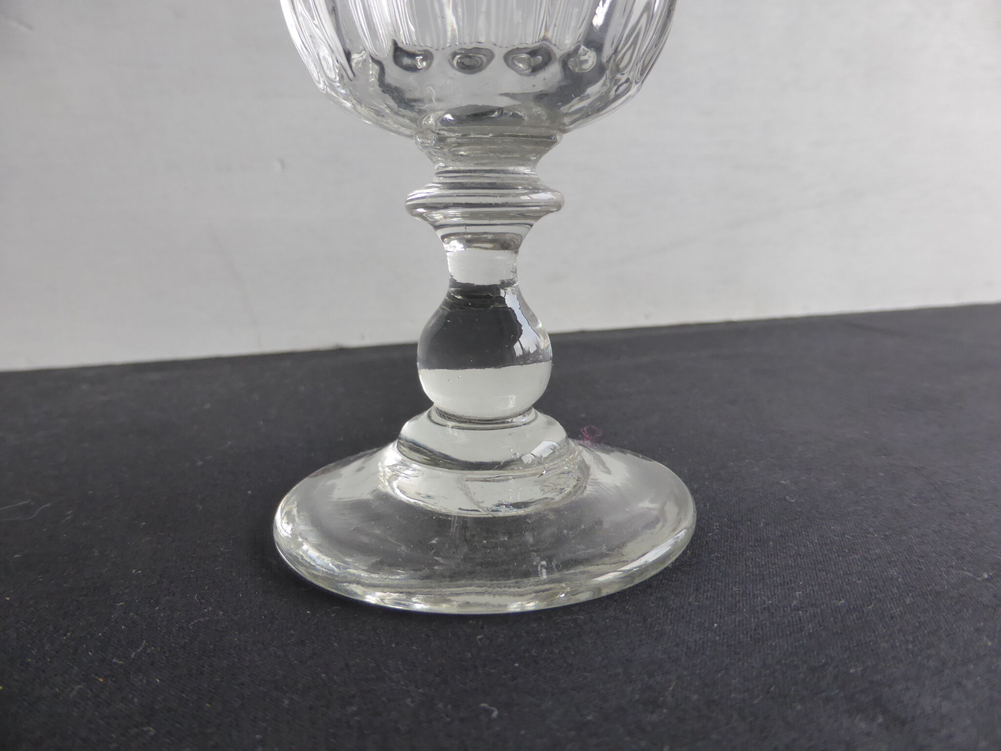 8 verres à pied anciens en verre soufflé