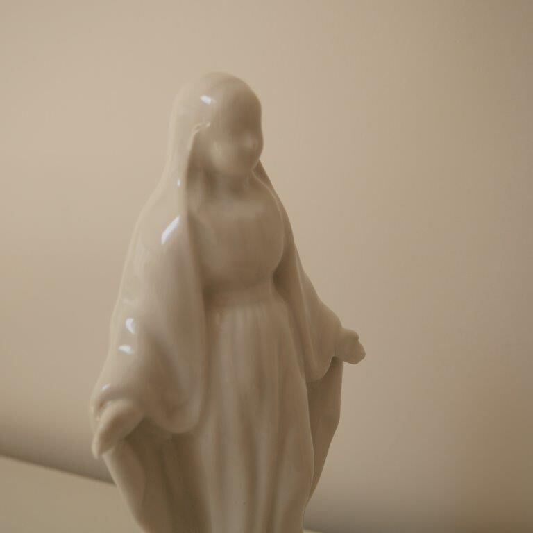 Statue de la Vierge Marie en porcelaine blanche