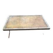 Table basse industrielle en fer forgé argenté et cuir année 70