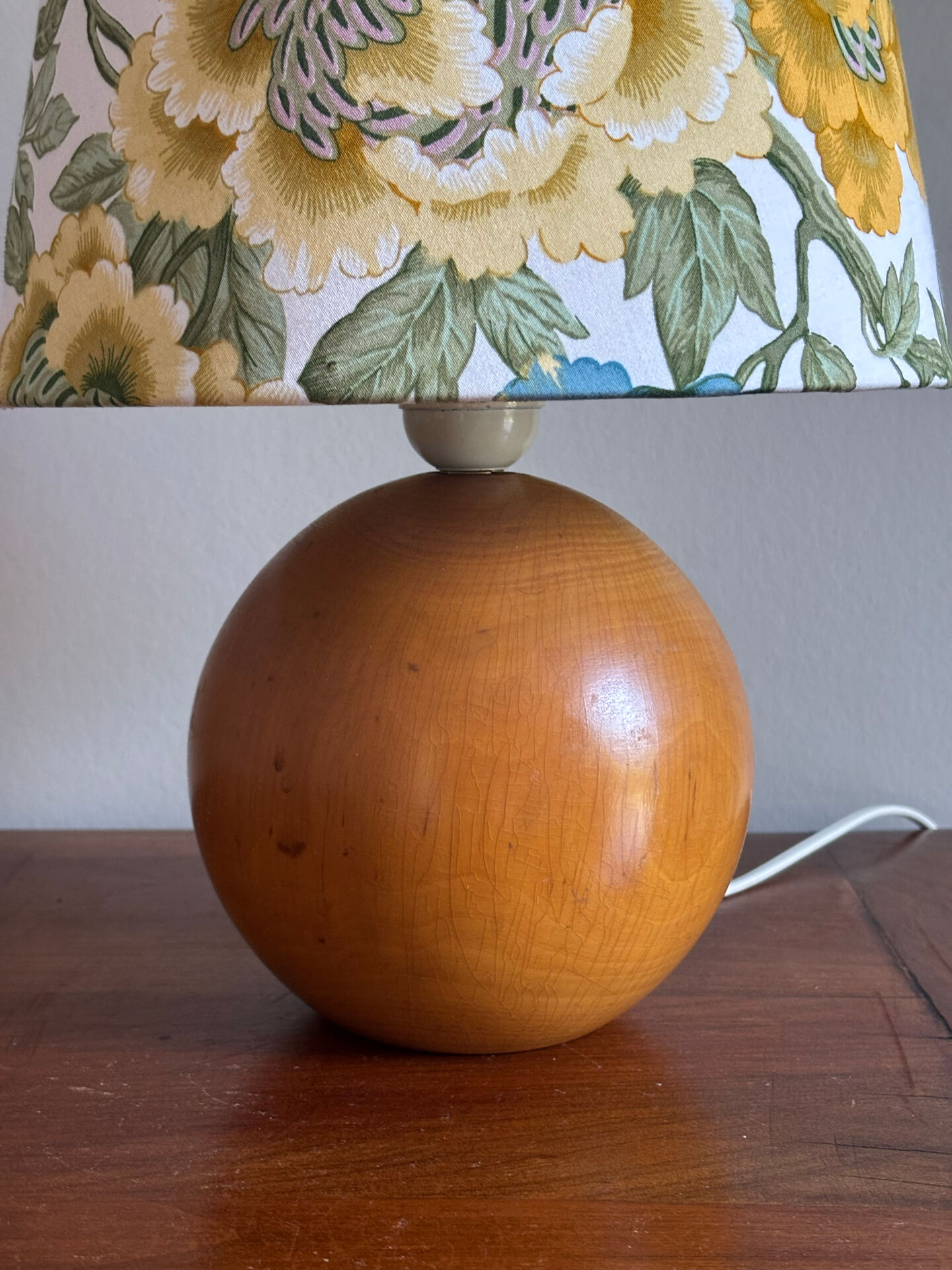 Wooden ball lamp