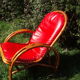 Fauteuil vintage rouge en rotin et skai rouge