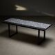 Table basse italienne sur cadre en métal plat avec plateau en mosaïque noire et blanche, années 1980