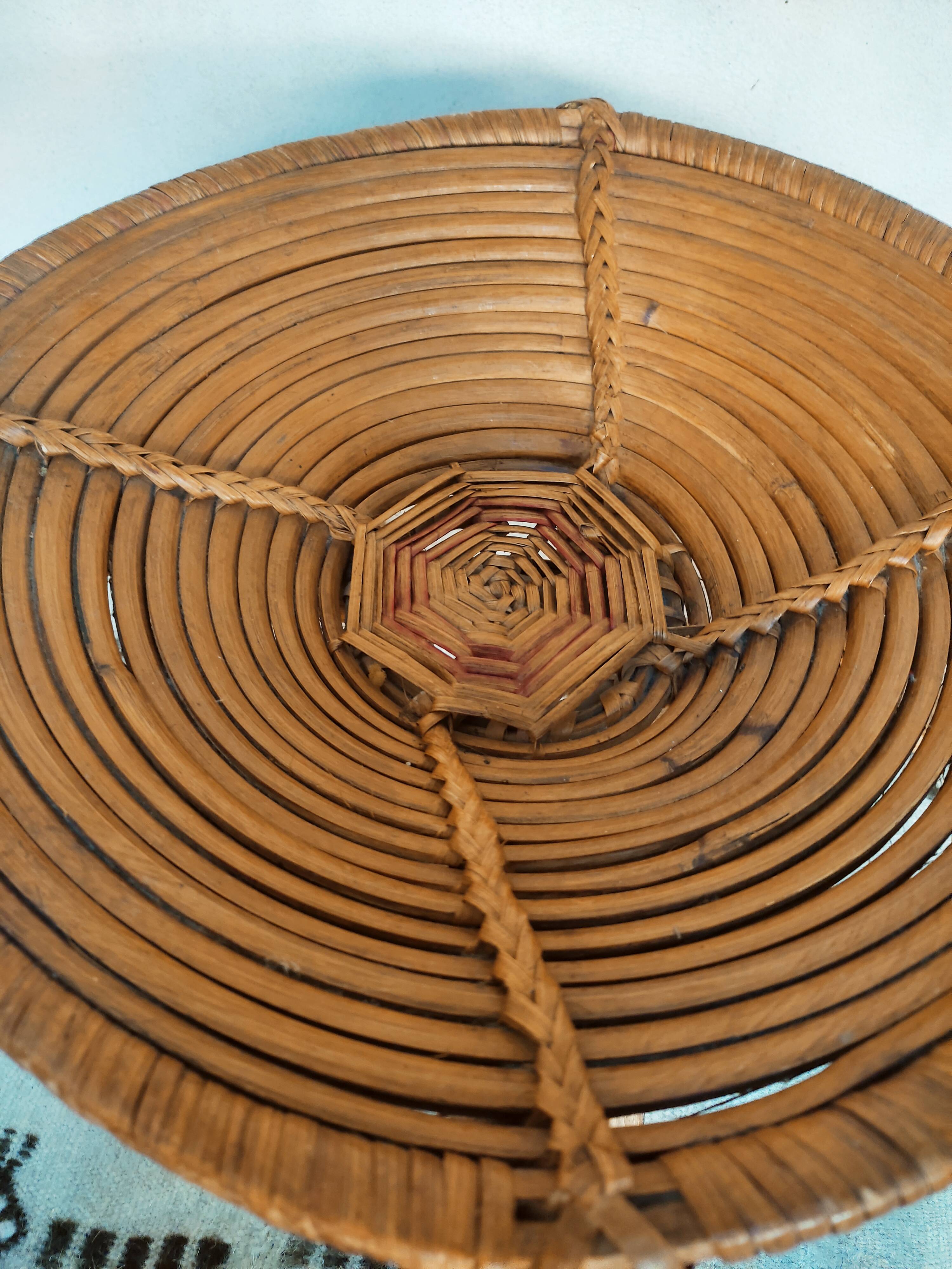 Ethic cup on crossed feet