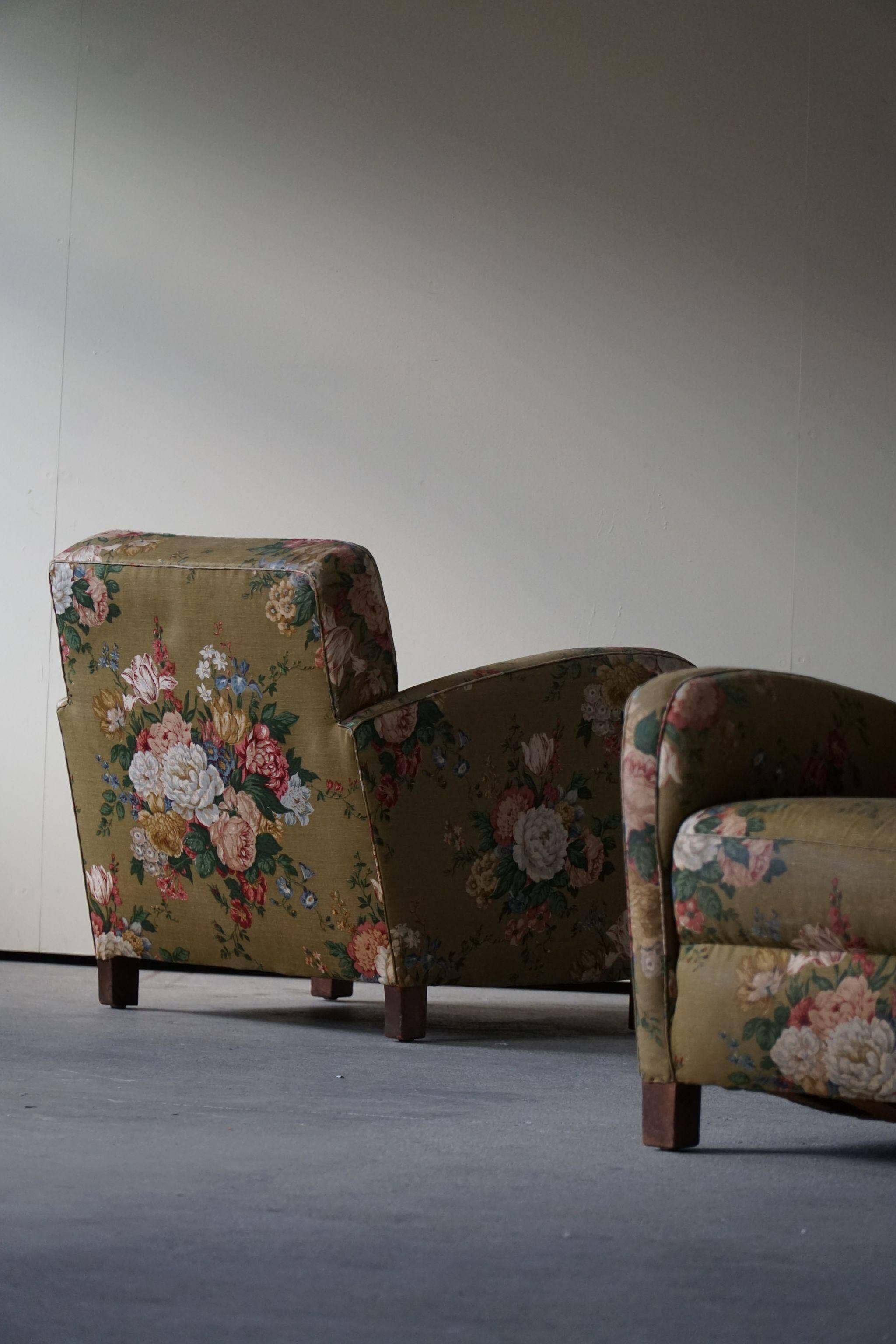 Modern Danish pair of curved lounge chairs, original fabric, Fritz Hansen, 1940.