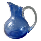 Pichet en verre bullé bleu