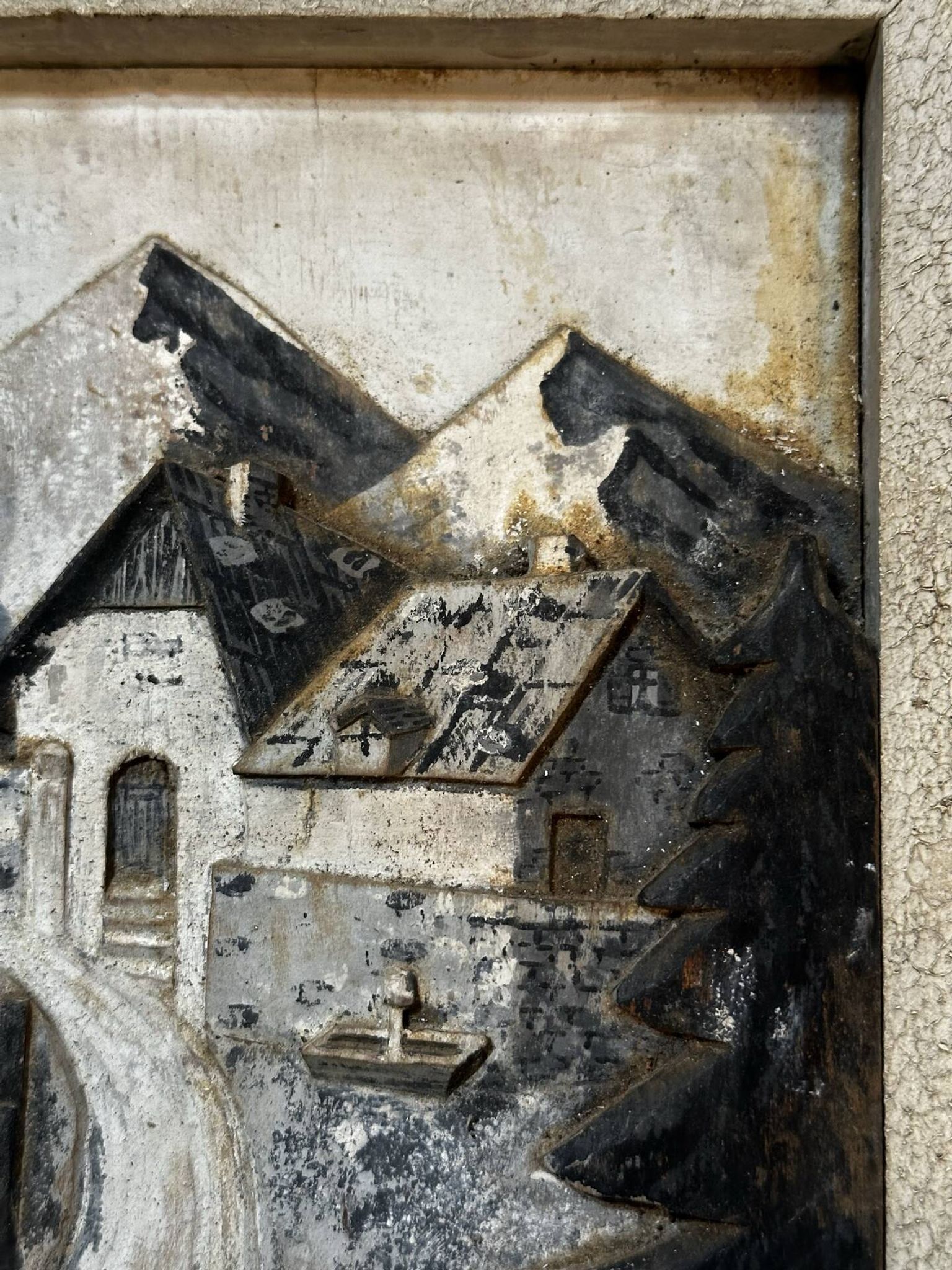 Tableau alpin en bois sculpté et peint